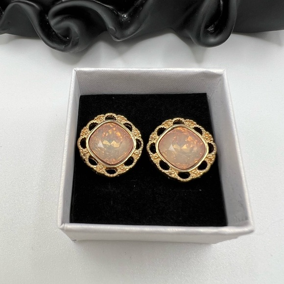Elegant Swarovski Crystal and Gold Women's Earrings - Picture 4 of 8